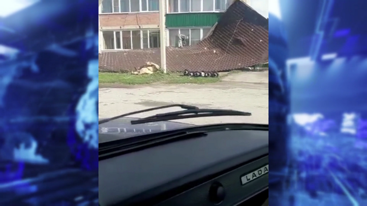В Новосибирской области ураган сорвал крыши нескольких зданий