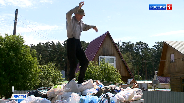 Новосибирские садоводы топчут мусор и отбиваются от крыс в ожидании мусоровозов
