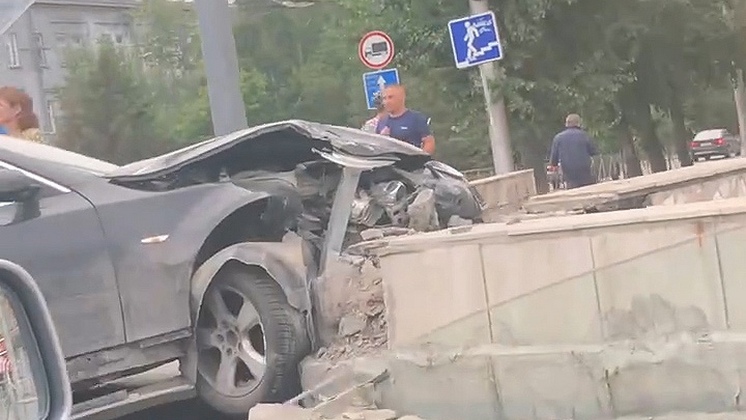 Иномарка протаранила подземный переход в Новосибирске