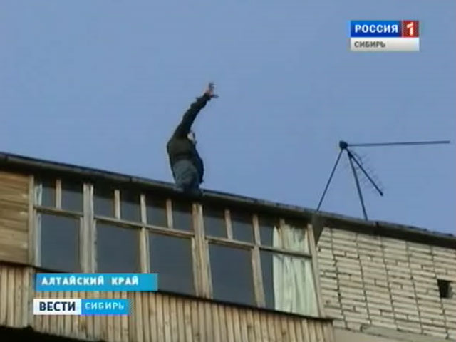В Бийске Алтайского края нетрезвый молодой человек попытался спрыгнуть с крыши многоэтажки