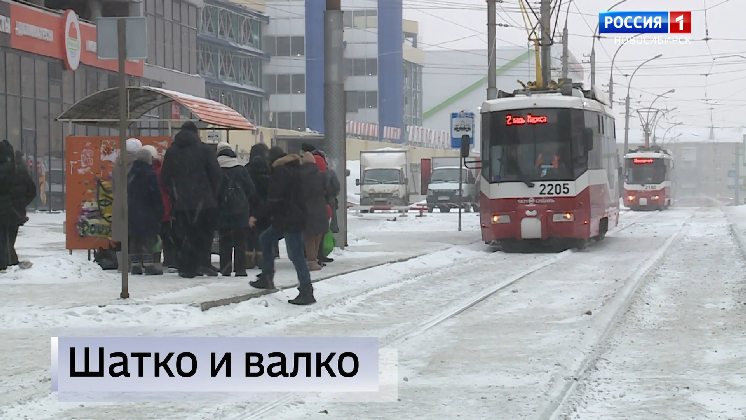 Остановки превратились в непреодолимые препятствия для пешеходов в Новосибирске