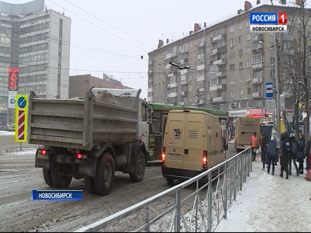 Ограждения на остановках на площади Калинина мешают новосибирцам и водителям