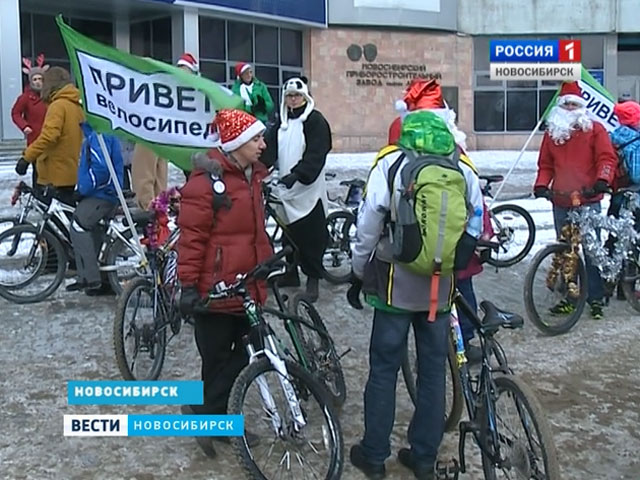 Деды Морозы на велосипедах устроили флешмоб в центре Новосибирска
