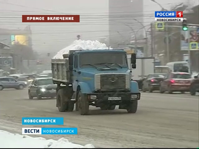 На вывоз снега с новосибирских улиц не хватает техники
