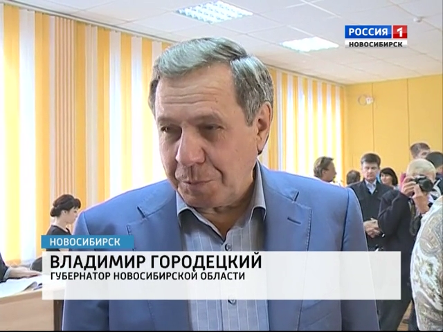 Губернатор Новосибирской области пришел на выборы с женой и внуком