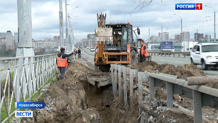На дорогах Новосибирска устраняют последствия размывов после дождей