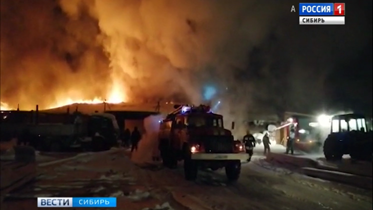 Спасатели более 9 часов тушили крупный пожар в Омске