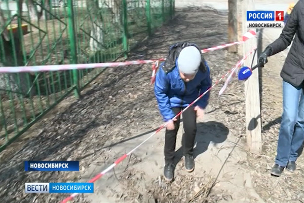 В Новосибирске школьник провалился в глубокую яму посреди пешеходного тротуара