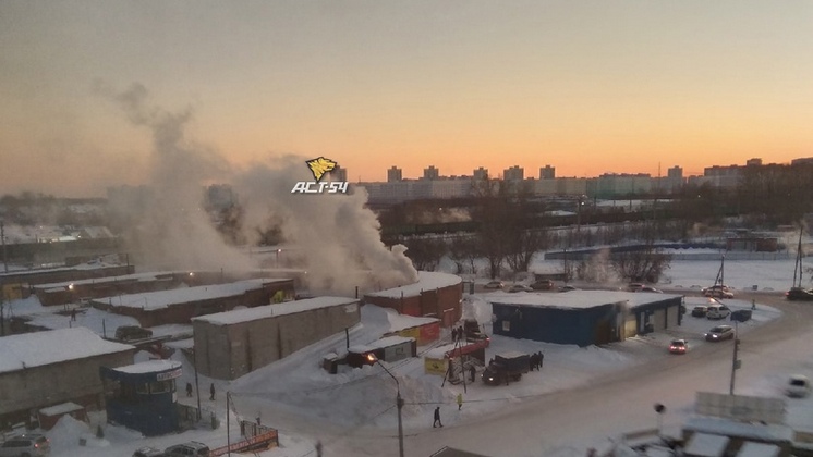 В Кировском районе Новосибирска после хлопка внутри загорелся гараж