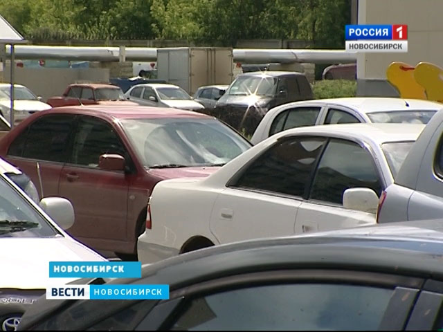 Новосибирцы опаздывают на работу из-за заблокированных во дворе автомобилей