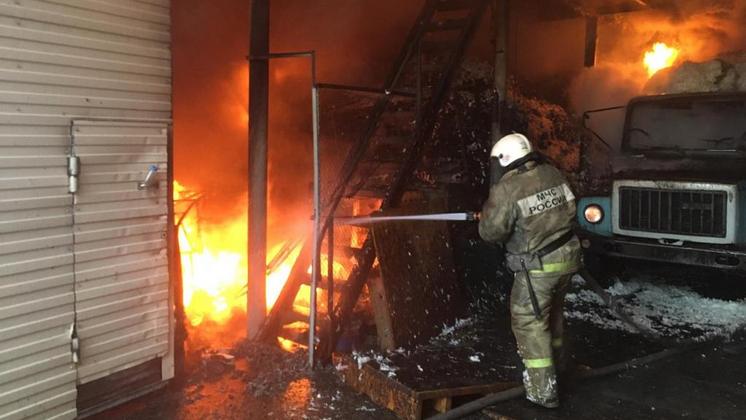 В Новосибирской области сгорел завод по производству пуха