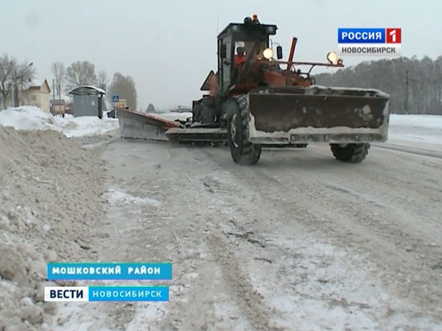 Дорожники в районах Новосибирской области активно работают над очисткой трасс