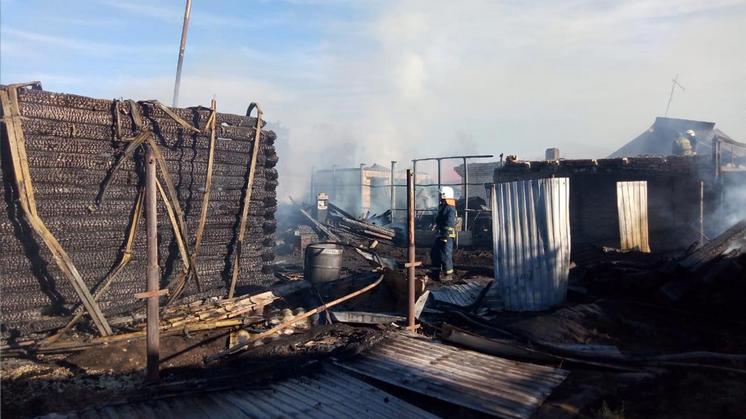 В пожаре погиб мужчина и полностью сгорели два дома в Новосибирске