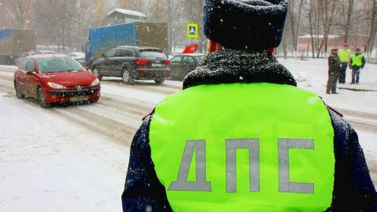 Сотрудники ДПС в Новосибирске подтолкнули заглохшую «Жигули»