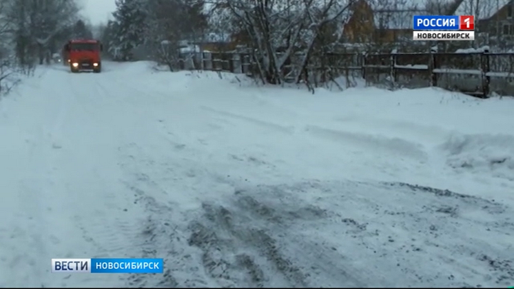 В Новосибирском районе ремонтники высыпали щебень на ямы со снегом