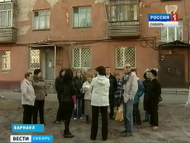 Жители Барнаула встали на защиту своего двора от застройки