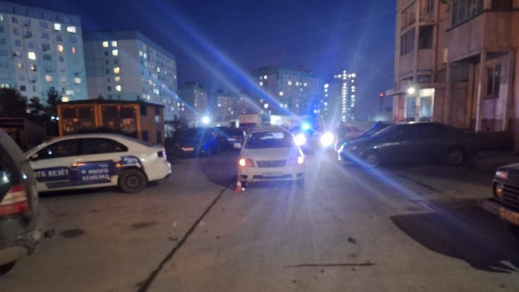 В Новосибирске автомобиль сбил выбежавшего на дорогу маленького ребёнка