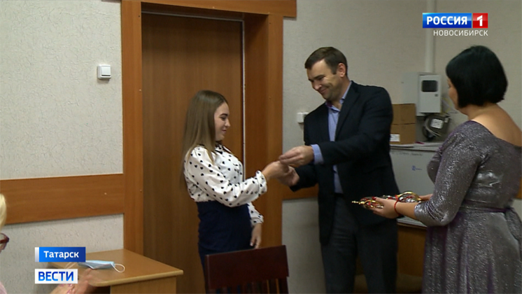 Дети-сироты получили ключи от квартир в Татарском районе Новосибирской области