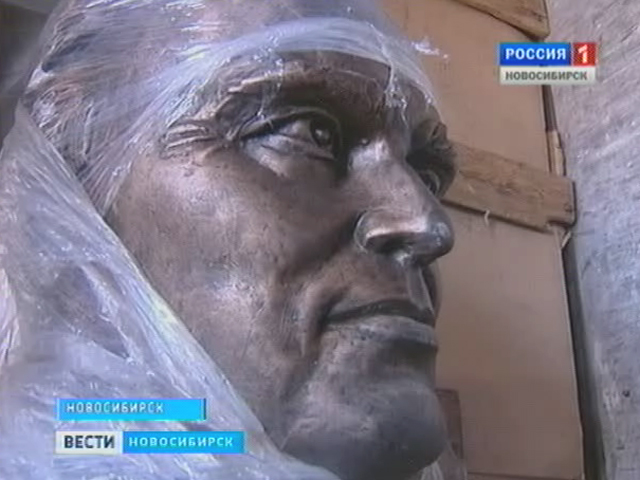 В Новосибирск привезли бюсты Гагарина и Королёва