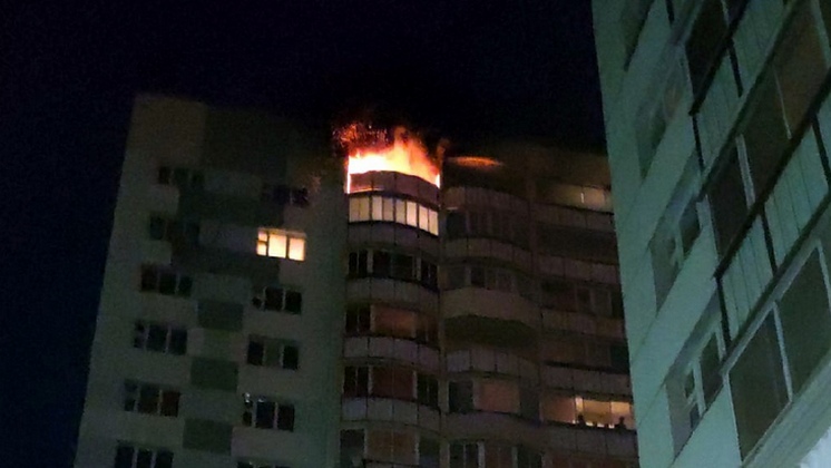 Причиной пожара на балконе дома в Новосибирске могла стать искра от фейерверка