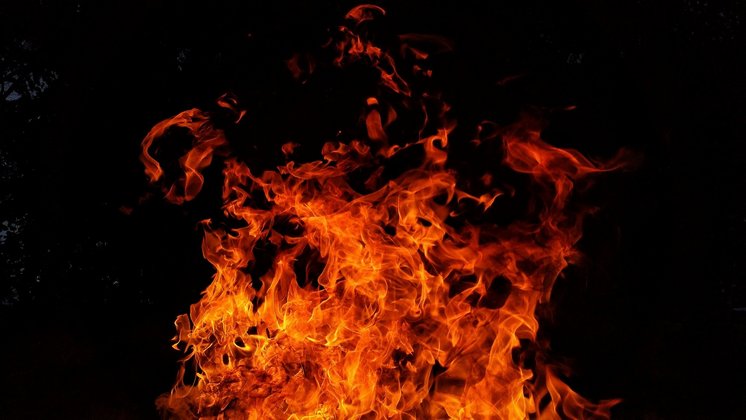 В Кировском районе Новосибирска произошёл пожар: хозяина дома госпитализировали