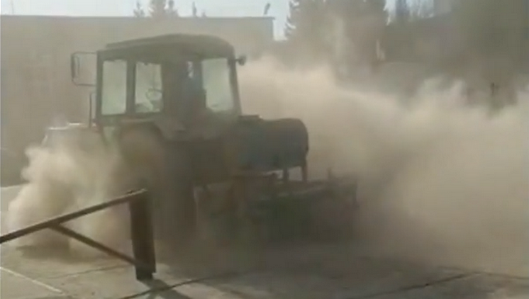 Оригинальным способом борьбы с пылью поразились новосибирцы