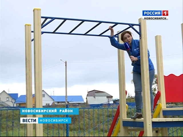 Опасную детскую площадку поставили рабочие в селе Толмачево  