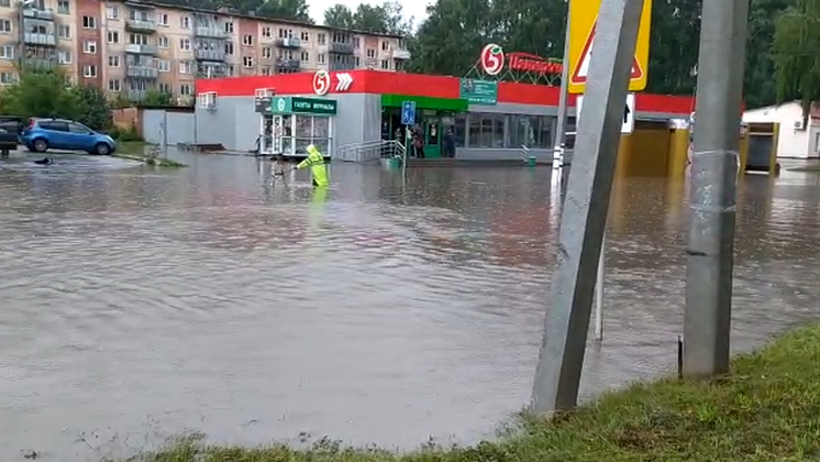Одну из улиц в Бердске затопило после мощного ливня
