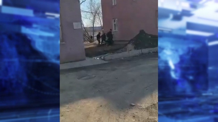 Толпа мигрантов избила мужчину на улице Хилокской в Новосибирске