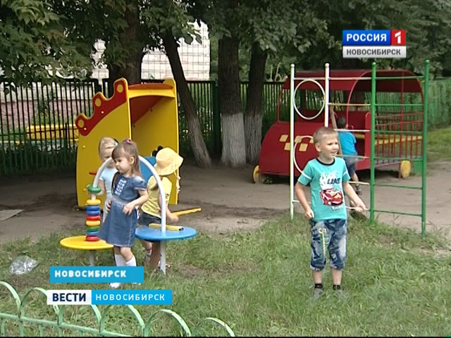 В Кировском районе начали обновлять детские площадки в детсадах