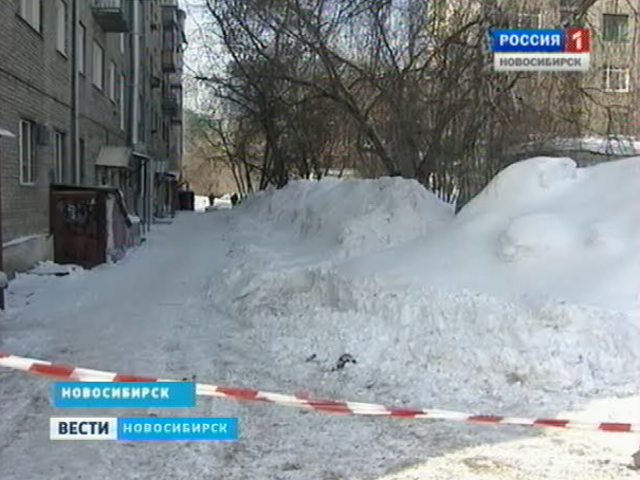 Управляющие компании Новосибирска не спешат вывозить сугробы из дворов