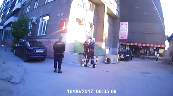 В Новосибирске спасатели МАСС сняли с карниза 24-летнего парня