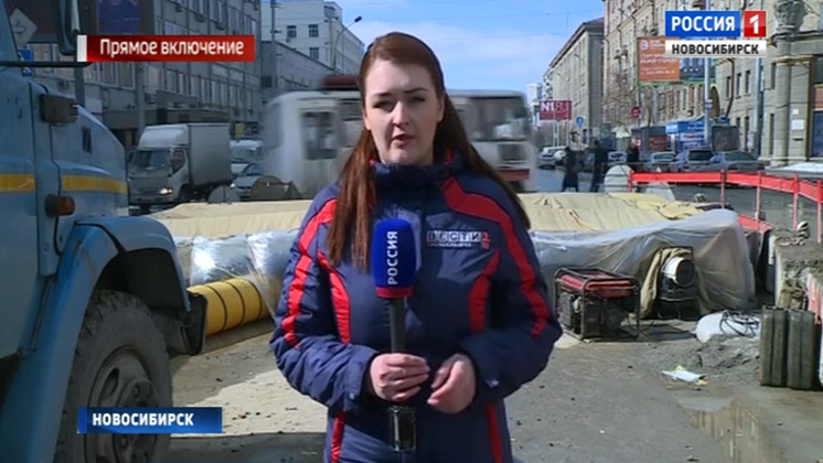 Огромные дыры в асфальте устраняют в центре Новосибирска