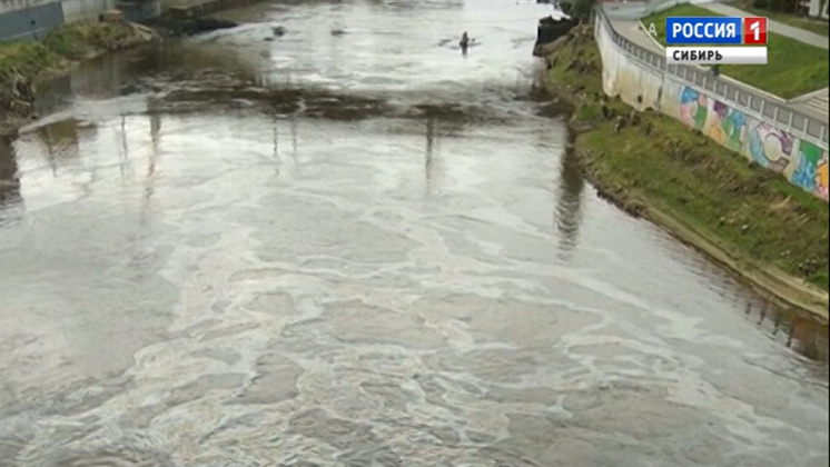 Огромные масляные пятна на реке в центре города заметили омичи