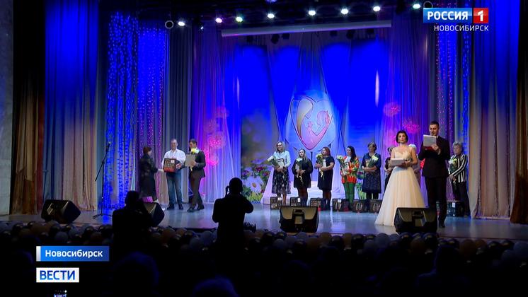 В Ленинском районе Новосибирска поздравили женщин в канун Дня матери