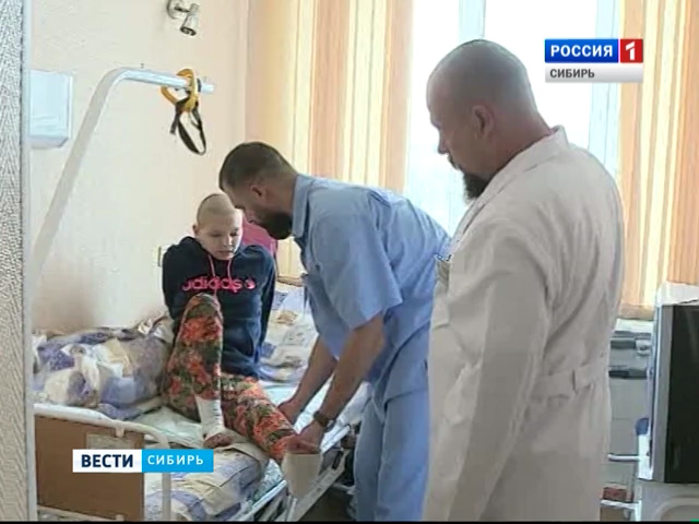 Омские врачи впервые в России провели уникальную операцию по замене бедренной кости