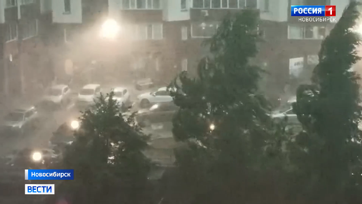 В Новосибирской области устраняют последствия мощного урагана с ливнем и градом