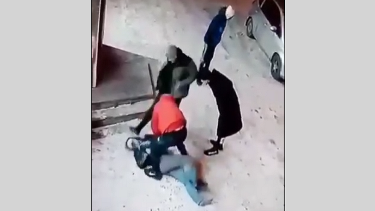 Момент жестокого избиения женщины-таксиста подростками попало на видео
