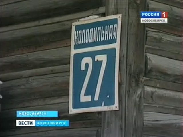 Лёд и сосульки стали деталью интерьера подъезда одного из домов Новосибирска