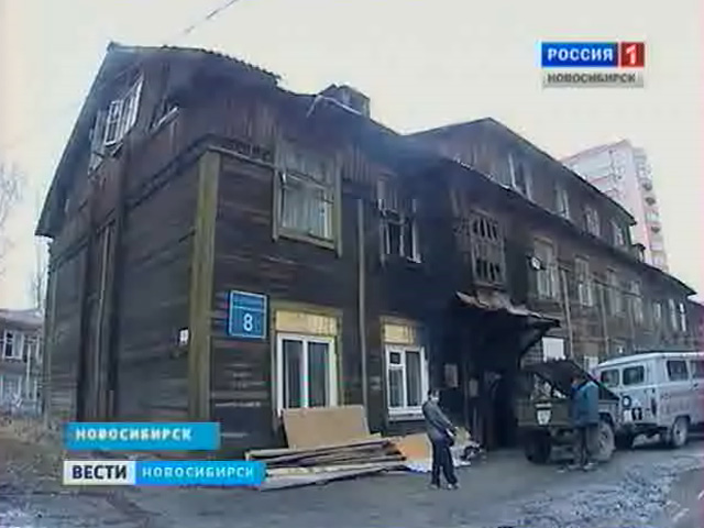 Двухэтажный барак вспыхнул ночью в Ленинском районе Новосибирска
