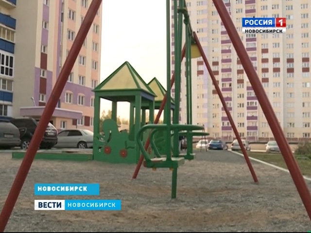 После сюжета «Вестей» в Новосибирске проверили поверхности детских площадок
