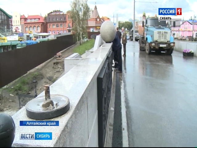 С моста через Барнаулку упали массивные шары