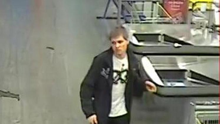 мужчина держит за волосы. грубый найтись. рука на шее у девушки. страстно за волосы. грубый найтись.