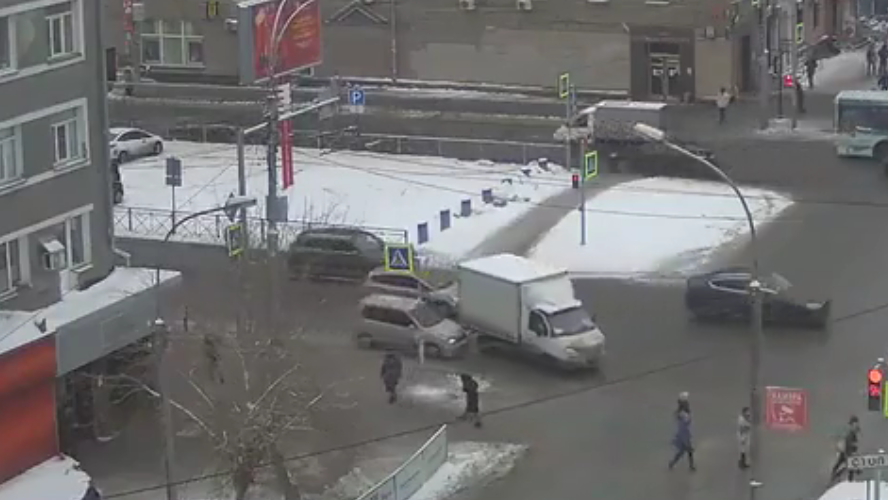 «Оба хороши»: момент нелепого ДТП в центре Новосибирска попал на видео