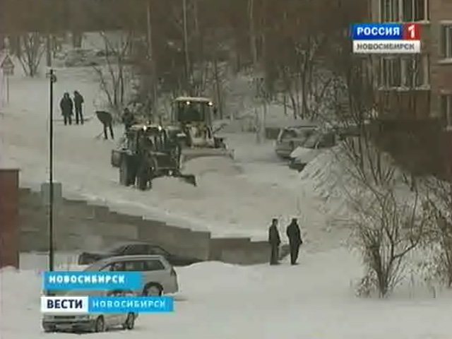 Новосибирские коммунальные службы и горожане борются со снежной стихией