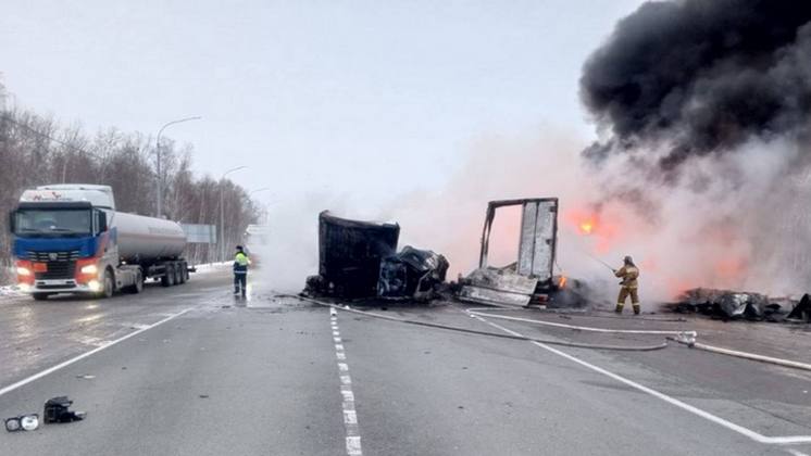 Водитель погиб в огне после столкновения трёх фур на новосибирской трассе