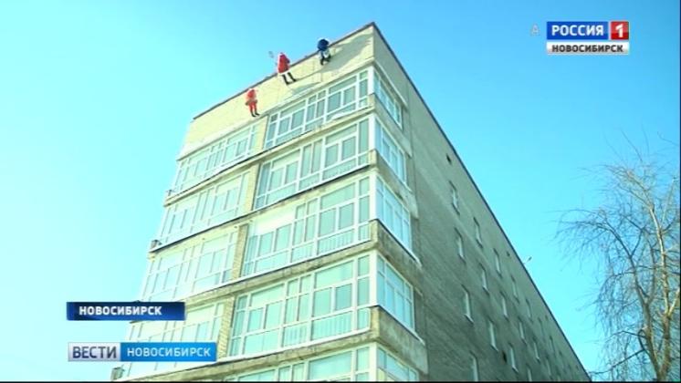 Промышленные альпинисты поздравили юных пациентов Новосибирской областной больницы