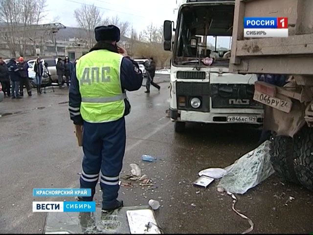 Красноярский кондуктор вылетела через лобовое стекло в результате аварии автобуса и грузовика