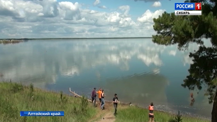 Малиновое озеро в Алтайском крае «побледнело» из-за рачков