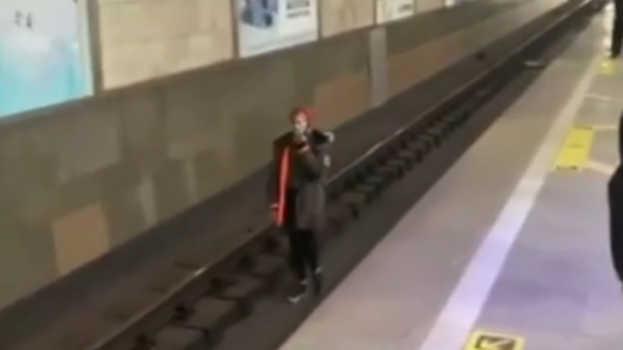 Курящий и разгуливающий по рельсам подросток парализовал новосибирское метро